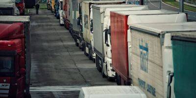 Украинские водители грузовиков, которые застряли на ПП Краковец-Корчева, объявили голодовку - nv.ua - Украина - Польша - Литва