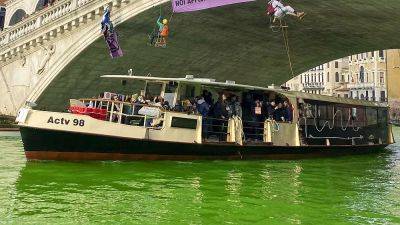 Гранд-канал в Венеции окрасили в зеленый цвет - ru.euronews.com - Самоа