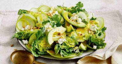 Зеленый салат с авокадо, яблоком и козьим сыром: насыщаем организм витаминами - focus.ua - Украина