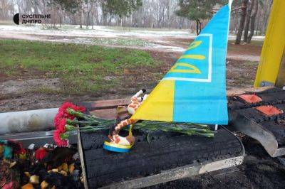В Днепре сожгли остановку, где было обустроено место памяти погибшим от попадания вражеской ракеты - vchaspik.ua - Украина