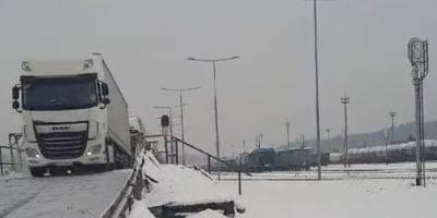 В Польшу прибыли грузовики из Украины, которых транспортировали поездом — видео - nv.ua - Украина - Польша - Дорогуск