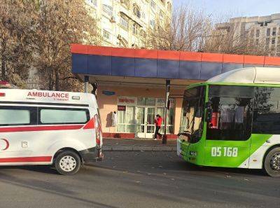 В Ташкенте женщина выпала из открытых дверей автобуса и получила серьезные травмы. "Тошшахартрансхизмат" пока отмалчивается - podrobno.uz - Узбекистан - Ташкент