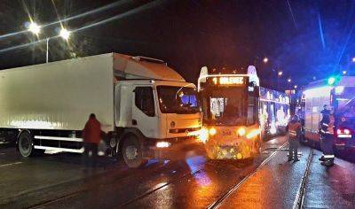 В Чехии грузовик врезался в рождественский трамвай - vinegret.cz - Чехия - Пльзень