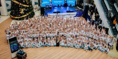 Волю в кулак. В Киеве прошел самый масштабный детский флешмоб в поддержку пациентов с онкологией - nv.ua - Украина - Киев