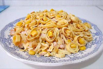 Он просто прекрасен: рецепт настоящего итальянского салата с блинами, куриной грудкой и яйцом - hyser.com.ua - Украина