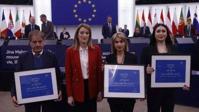 Роберта Метсола - Европарламент вручил премию Сахарова женщинам Ирана - ru.euronews.com - Иран - Скончался