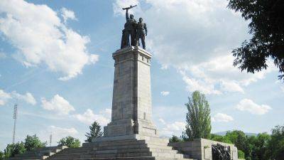 The Sofia Globe: власти Болгарии начали демонтаж памятника советской армии - obzor.lt - Украина - Болгария