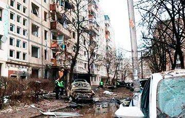 Глубокая воронка и обгоревшие авто: как выглядит Киев после ракетной атаки РФ - charter97.org - Россия - Украина - Киев - Белоруссия