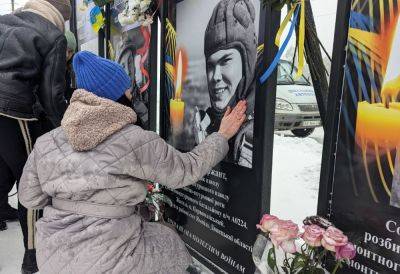 В городе на Харьковщине открыли Аллею Славы с 53 фото погибших военных (фото) - objectiv.tv - Украина - Первомайск