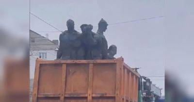 В Киеве демонтировали еще один советский монумент (фото, видео) - fakty.ua - Украина - Киев - район Дарницкий, Киев