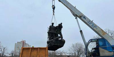 На Дарнице в Киеве демонтировали памятник экипажу советского бронепоезда Таращанец — фото - nv.ua - Украина - Киев - район Дарницкий, Киев