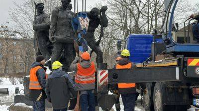 В Киеве снесли еще один советский памятник – фото - ru.slovoidilo.ua - Украина - Киев - район Дарницкий