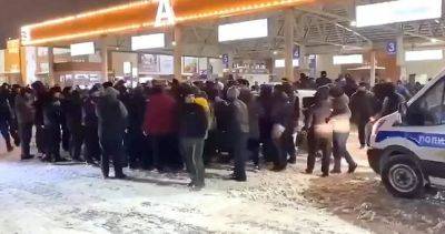 В Москве после стычки с полицейскими задержали более 80 мигрантов - dialog.tj - Москва - Таджикистан