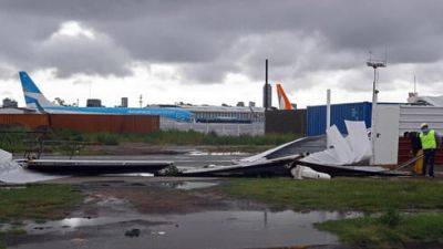 Видео: ветер развернул стоящий самолет в аэропорту - vesty.co.il - Израиль - Аргентина - Буэнос-Айрес