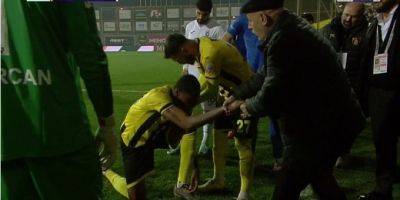 В Турции футболист на коленях уговаривал президента не останавливать игру — видео - nv.ua - Украина - Турция