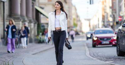 С чем носить черные джинсы: 8 вариантов ансамблей на 2024 год - focus.ua - Украина