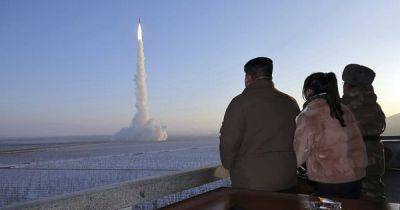 Ким Ченын - Ким Ченир - Ким Чен Ын - Ким Чен Ын привел 10-летнюю дочь на запуск ракет, которые могут долететь до США (фото) - focus.ua - Южная Корея - США - Украина - КНДР - Япония - Корея
