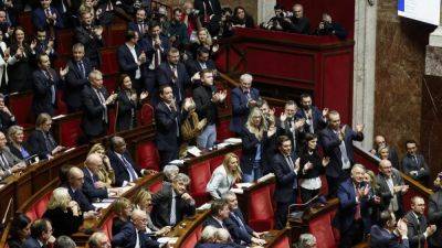 Марин Ле-Пен - Франция меняет миграционное законодательство - ru.euronews.com - Франция