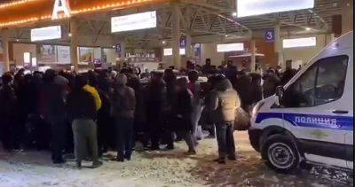 В Москве толпа мигрантов устроила стычку с полицией: Больше 50 арестовали, 22 выдворили из РФ - dialog.tj - Москва - Россия - Таджикистан