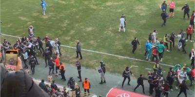 В Турции обезумевшие футболисты устроили массовую драку на поле — видео - nv.ua - Украина - Турция
