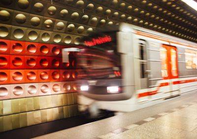 В метро Праги детская коляска скатилась с перрона под поезд - vinegret.cz - Чехия - Прага