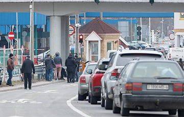 Люди бьют друг другу лица: из-за огромной очереди на польско-белорусской границе вспыхнули конфликты - charter97.org - Белоруссия - Польша