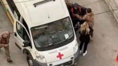 В Одессе люди в военной форме пытались затолкать мужчину в "скорую", начата проверка - pravda.com.ua - Одесса