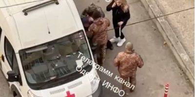 В Одессе военные пытались затолкать мужчину в машину скорой: в ТЦК отреагировали - nv.ua - Украина - Одесса - Одесская обл.