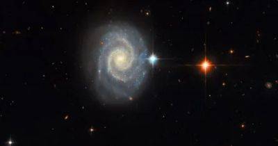 Новый снимок телескопа Хаббл: галактика, свет которой противоречит квантовой физике (фото) - focus.ua - Украина
