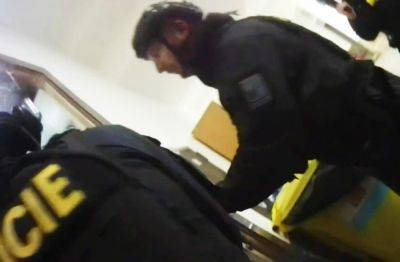 Полиция Праги показала оперативные кадры из Карлова университета: тяжелое видео - vinegret.cz - Чехия - Прага