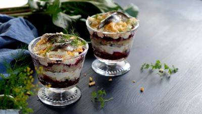 Дешево, вкусно и быстро: рецепт закусочного слоеного салата из кильки в томатном соусе с картошкой и морковью - hyser.com.ua - Украина