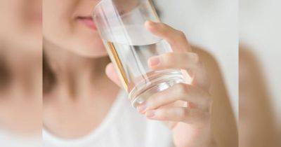 Поставьте бутылку на рабочем столе: простые способы пить больше воды - fakty.ua - Украина