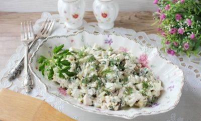 Его захочется кушать руками: рецепт нежного слоёного салата с курицей, грибами и солеными огурцами - hyser.com.ua - Украина