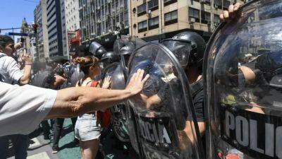 "Его надо остановить": аргентинцы протестуют против плана нового президента - ru.euronews.com - Буэнос-Айрес