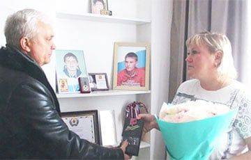 Владимир Голубев - В России мать убитого оккупанта наградили коробкой конфет «Марсианка» - charter97.org - Россия - Украина - Белоруссия - Бердск