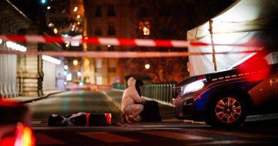 В Париже арестовали террориста, который с ножом напал на туристов у Эйфелевой башни - focus.ua - Украина - Англия - Израиль - Германия - Франция - Париж