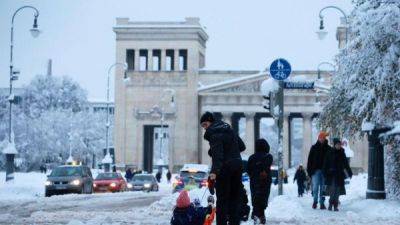 Getty Images - В Европе преодолевают последствия невиданного снегопада, в Британии похолодало до -12°С - fokus-vnimaniya.com - Австрия - Англия - Германия - Чехия - Бавария