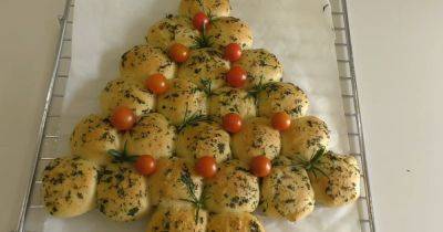 Пикантная рождественская елочка из булочек: вкусная выпечка вместо обычного хлеба - focus.ua - Украина
