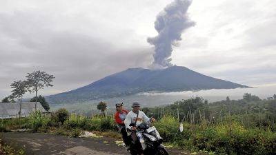 Индонезия: при извержении вулкана Марапи погибли альпинисты - ru.euronews.com - Индонезия