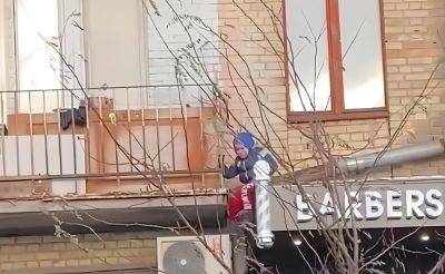 В Киеве ребенок застрял на крыше - его спасли неравнодушные люди - видео - apostrophe.ua - Украина - Киев - Полтавская обл.
