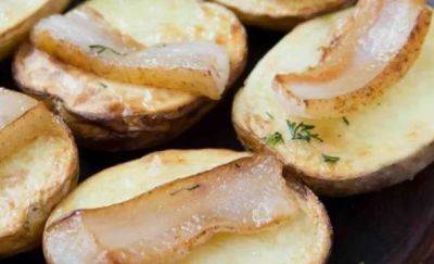 Сытно, красиво и очень аппетитно: рецепт картофеля, который запекается в фольге с салом и луком - hyser.com.ua - Украина