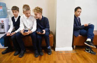 Вячеслав Володин - В России запретили школьникам использовать телефоны на уроках - obzor.lt - Россия
