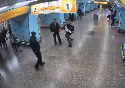 В метро Праги безбилетник угрожал контролерам мачете: видео - vinegret.cz - Чехия - Прага