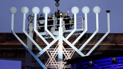 Олаф Шольц - Еврейские общины по всему миру празднуют Хануку - ru.euronews.com - Израиль - Германия - Берлин - Тель-Авив - Иерусалим