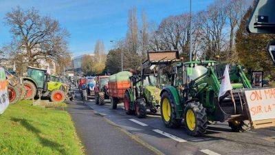 Французские фермеры заблокировали автотрассы в знак протеста против импорта еды - produkt.by - Украина - Италия - Белоруссия - Франция - Ес