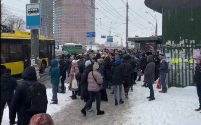 В Киеве на метро Лыбидская собралась толпа на остановке - видео - apostrophe.ua - Украина - Киев