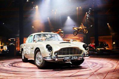Джеймс Бонд - Aston Martin - В Праге открылась выставка автомобилей и гаджетов Джеймса Бонда - vinegret.cz - Чехия - Прага