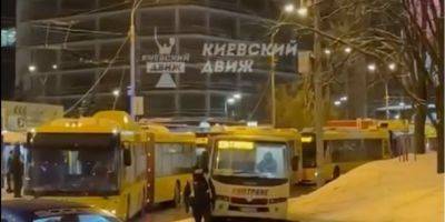 «Транспорт не может уехать». В Киеве на Лыбедской образовалась пробка из автобусов, которые запустили вместо метро — видео - nv.ua - Украина - Киев