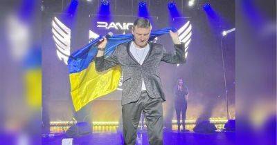 Приятный сюрприз: на концерте военные подарили украинскому певцу флаг от генерала Залужного - fakty.ua - Украина - Италия - Испания - Чехия - Греция