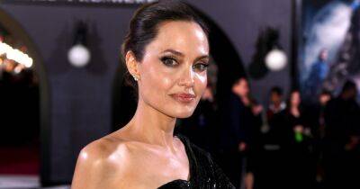 Анджелина Джоли - Брэд Питт - Толпа поклонников осадила бутик в Париже, чтобы увидеть Анджелину Джоли - focus.ua - Украина - Париж - Камбоджа - шт. Калифорния